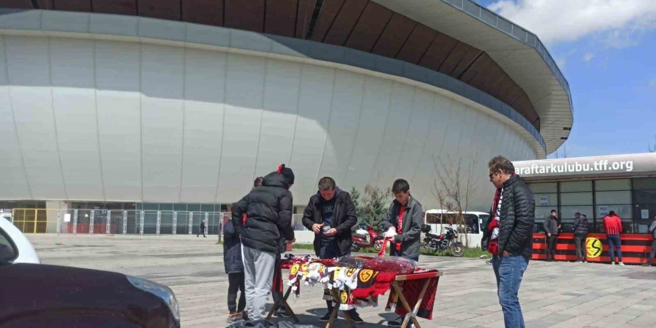 Maç günü forma ve atkılara talep yoğun