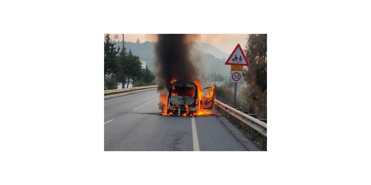 Seyir halindeki ticari araç, alev topuna döndü