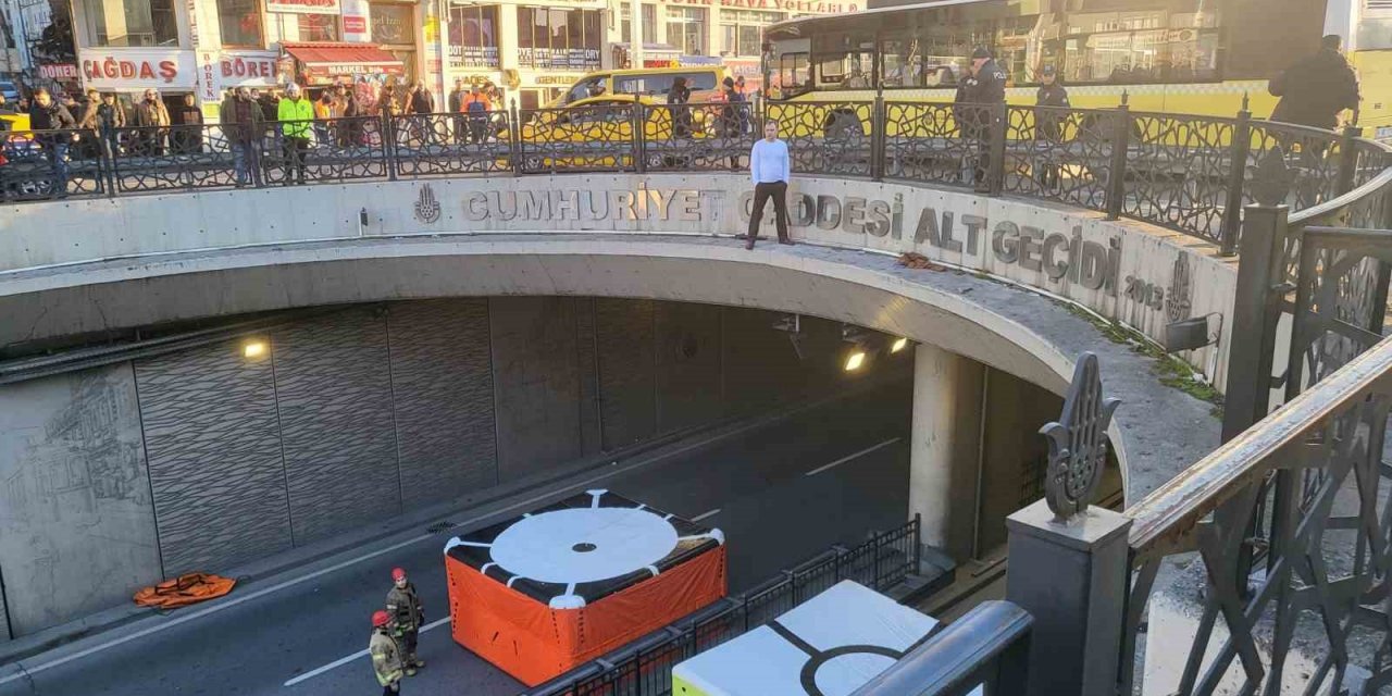 Taksim’de Ukraynalı şahıs ’Savaşa hayır’ diyerek intihar girişiminde bulundu