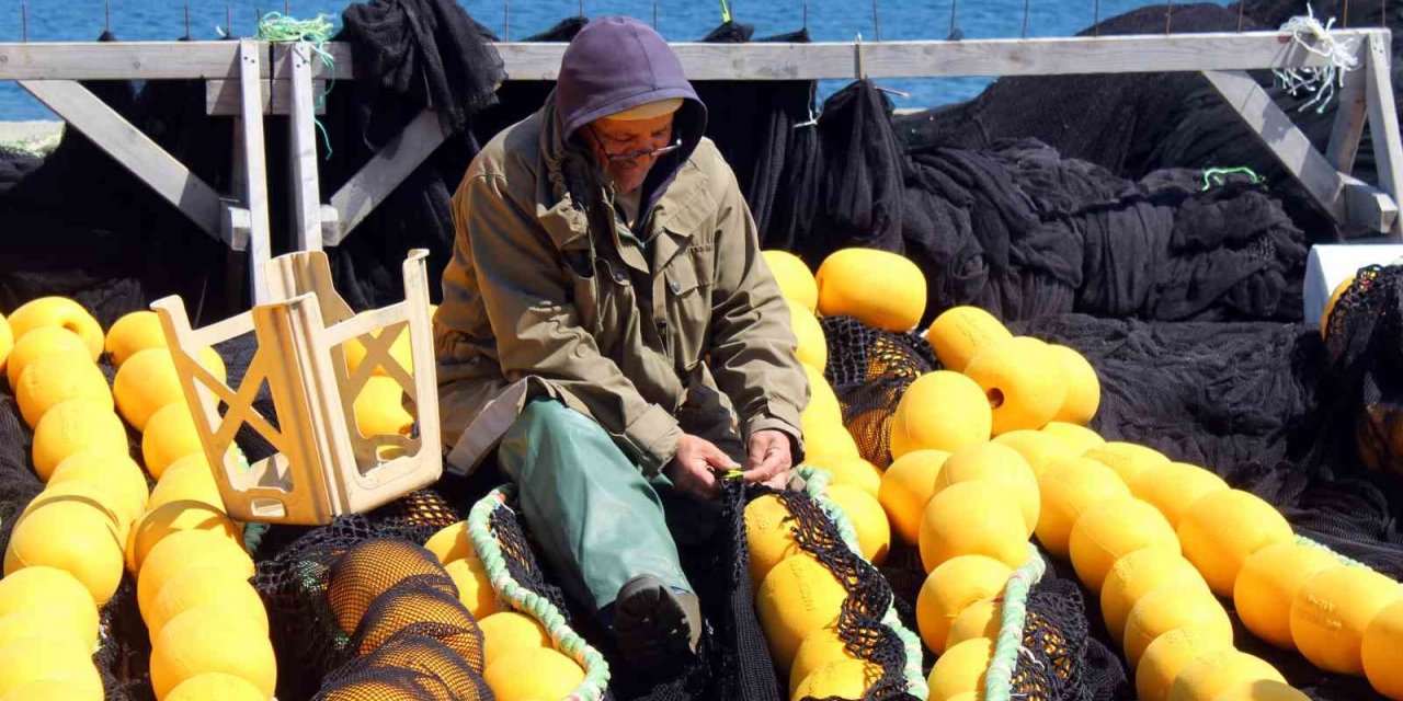 Karadenizli balıkçılar sezon sonunda ağlarını onarıyor