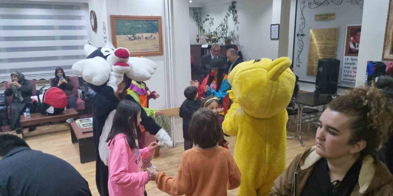 Depremzede, öksüz ve yetim çocuklar oruçlarını açıp, animasyonla eğlendiler