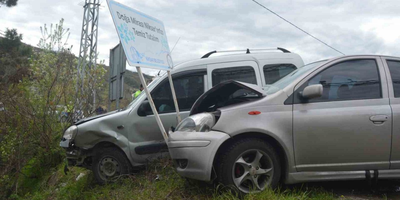 Tokat’ta otomobil ile hafif ticari araç çarpıştı: 2 yaralı