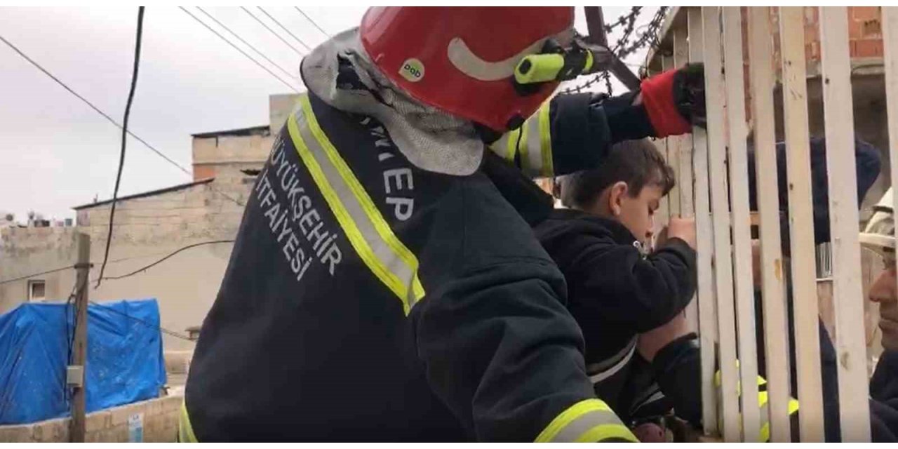 Korkuluk demirine sıkışan çocuğu itfaiye kurtardı