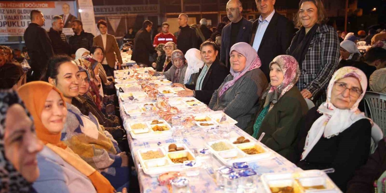 Aydın Büyükşehir Belediyesi Aydınlıları iftar sofralarında buluşturmaya devam ediyor