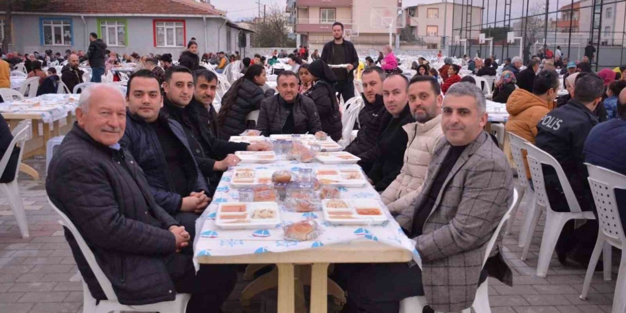 Lapseki Belediyesi’nin sokak iftarları devam ediyor