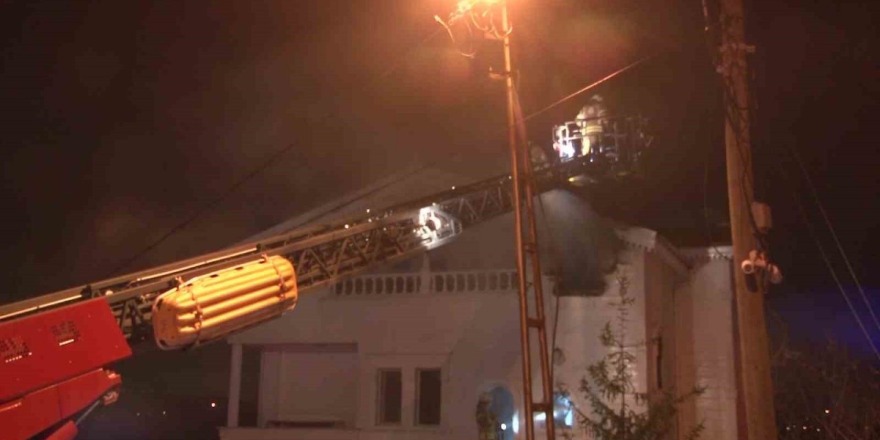 Beykoz’da 3 katlı villada yangın paniği