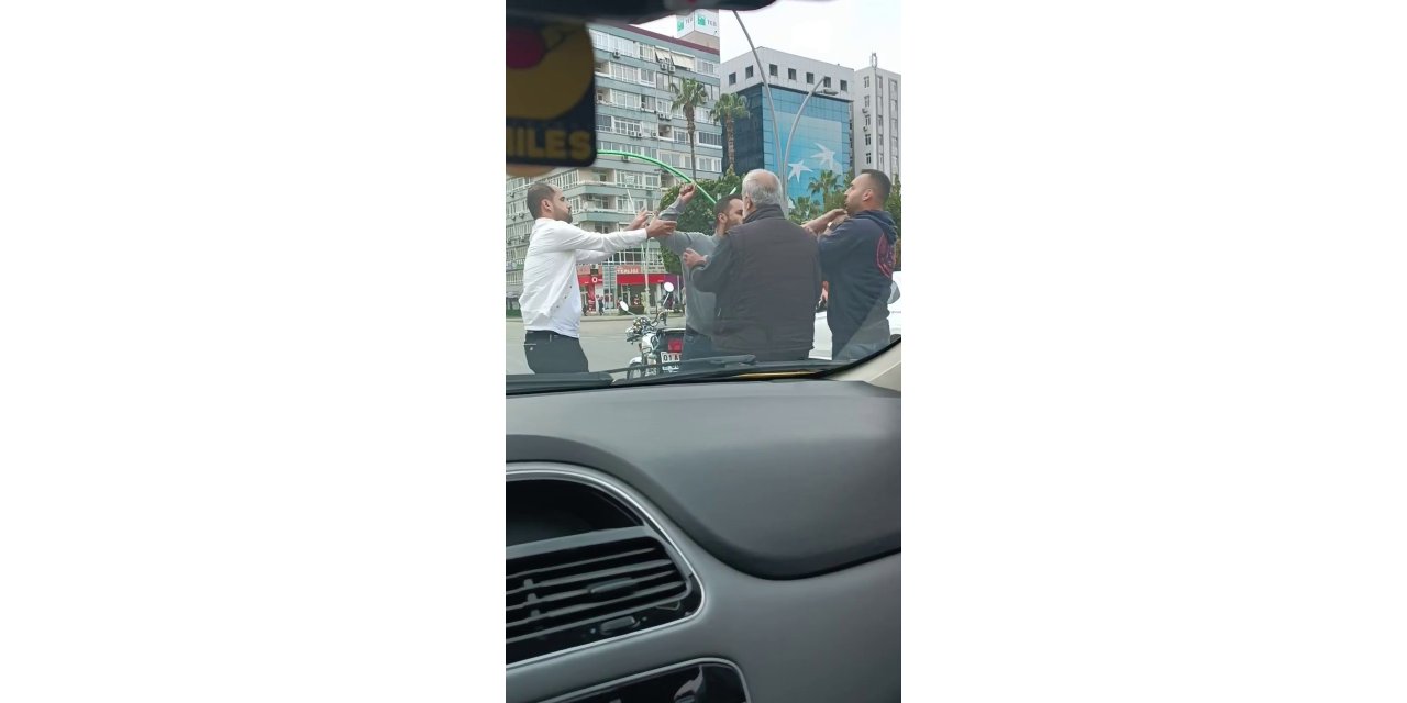 Trafikte yol verme tartışmasında bıçaklı saldırı cep telefonu kamerasında