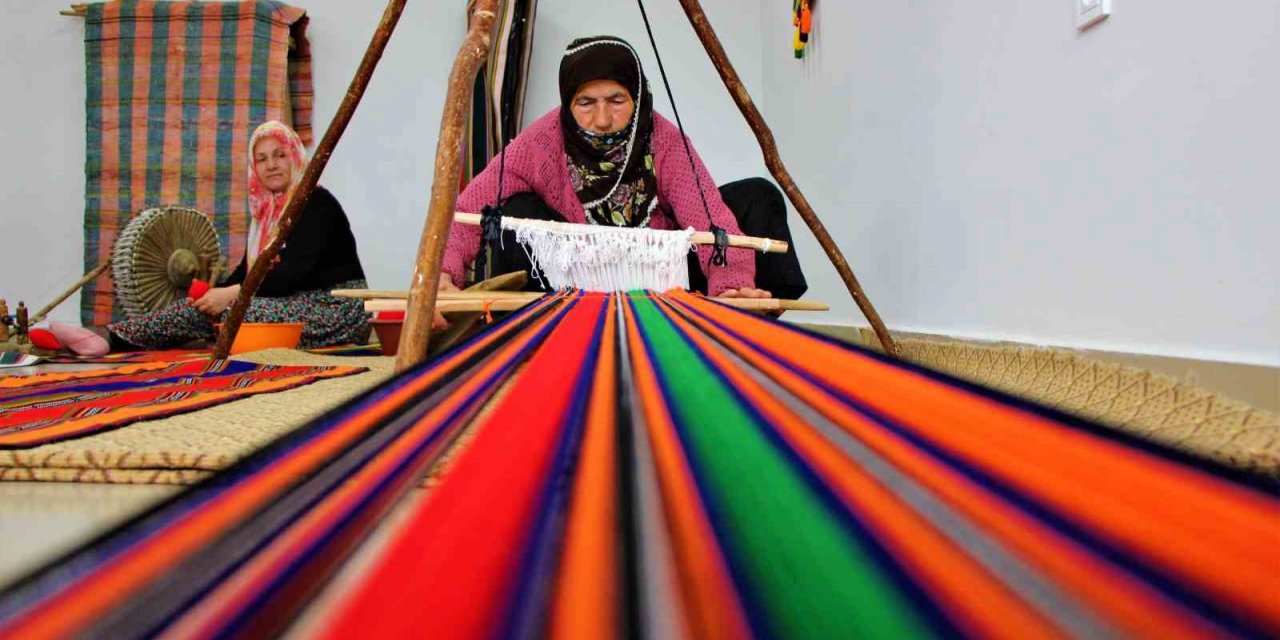 Eski kazaklar ‘cecim’ adlı kilime dönüşüyor: Geri dönüşüm örneği geleneğin son ustası Güllü nine