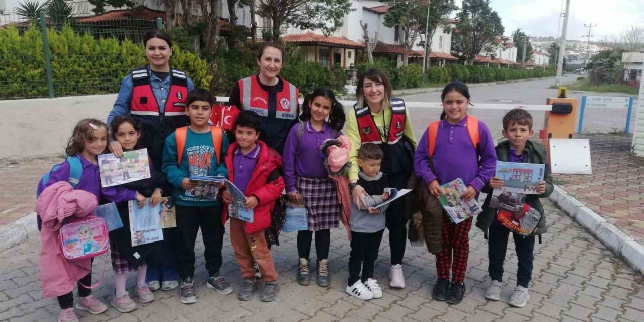 Jandarma ekipleri depremzede çocuklarla buluştu