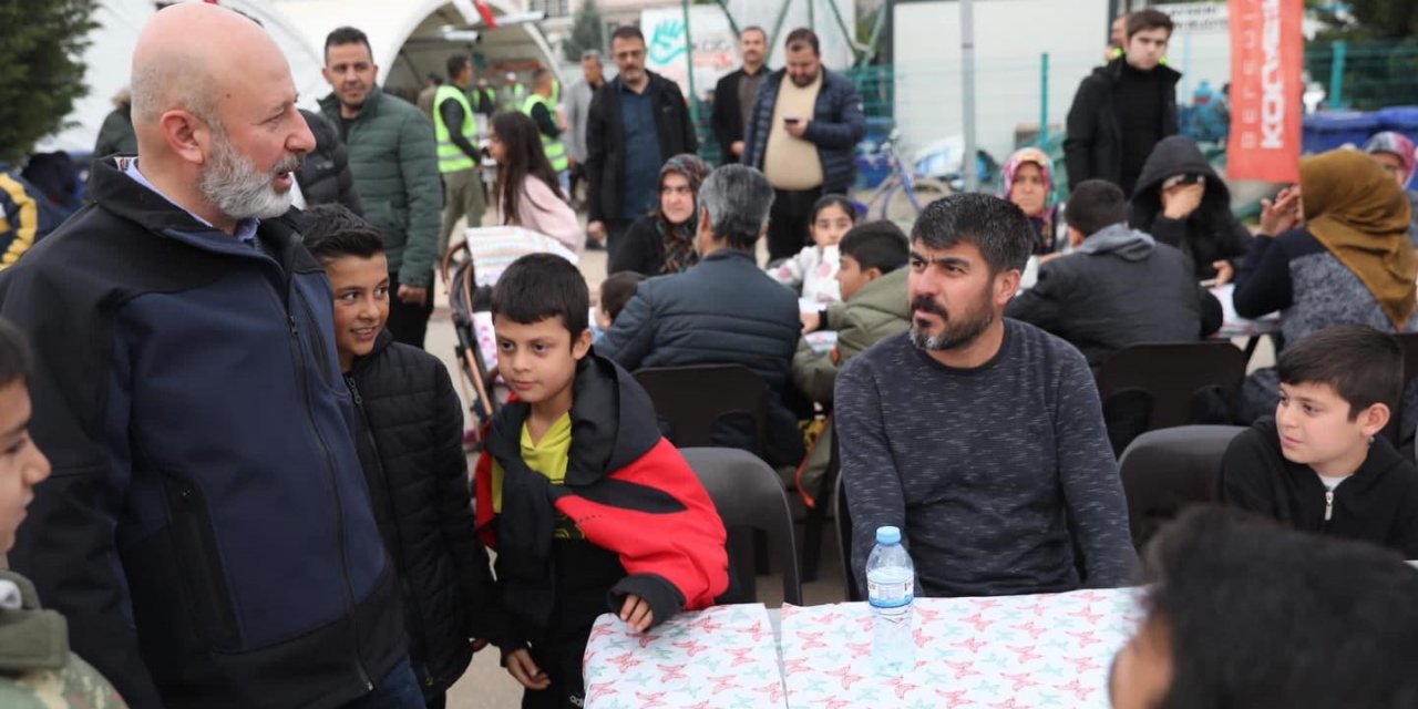 Kocasinan, Türkoğlu’nda her gün bin kişiye iftar yemeği ile 16 bin sıcak ekmek dağıtıyor