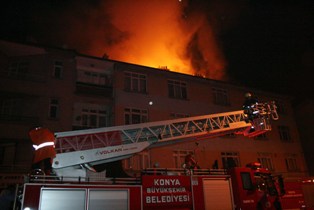 Bina sakinleri yangına uykuda yakalandı