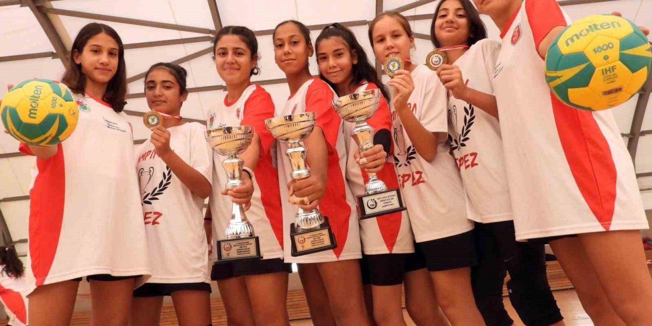 Kepez’in hentbolcuları Türkiye 3’üncüsü