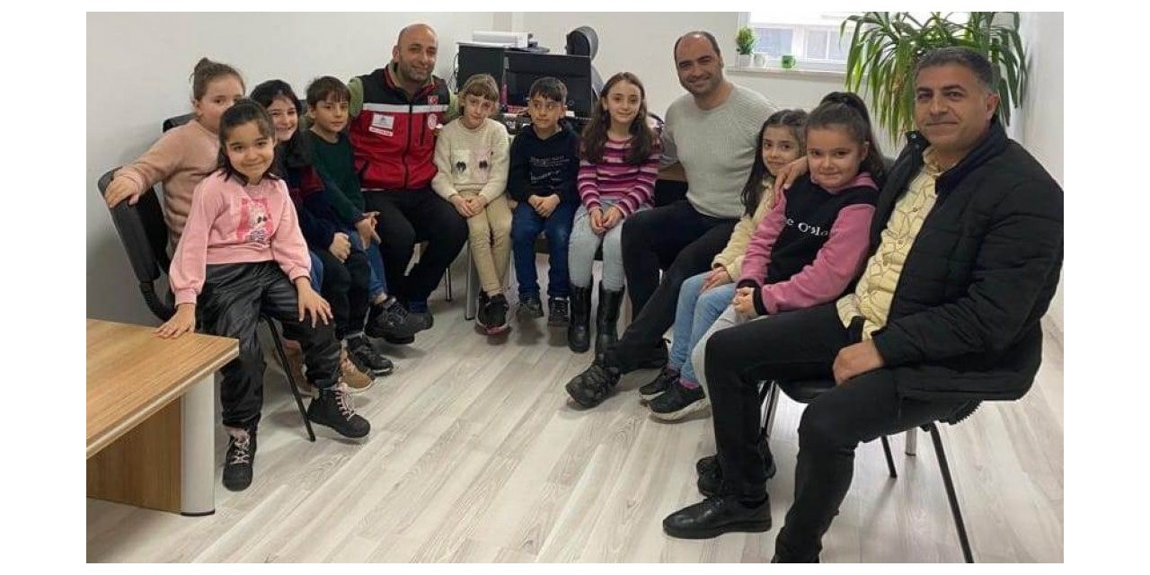 Arama kurtarma ekibi depremzede öğrencilerle bir araya geldi