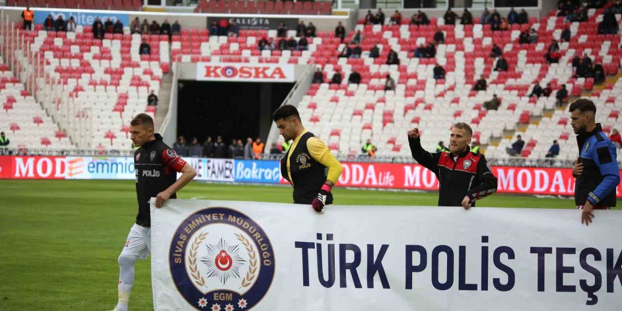 Sivassporlu futbolcular maça polis kıyafetiyle çıktı