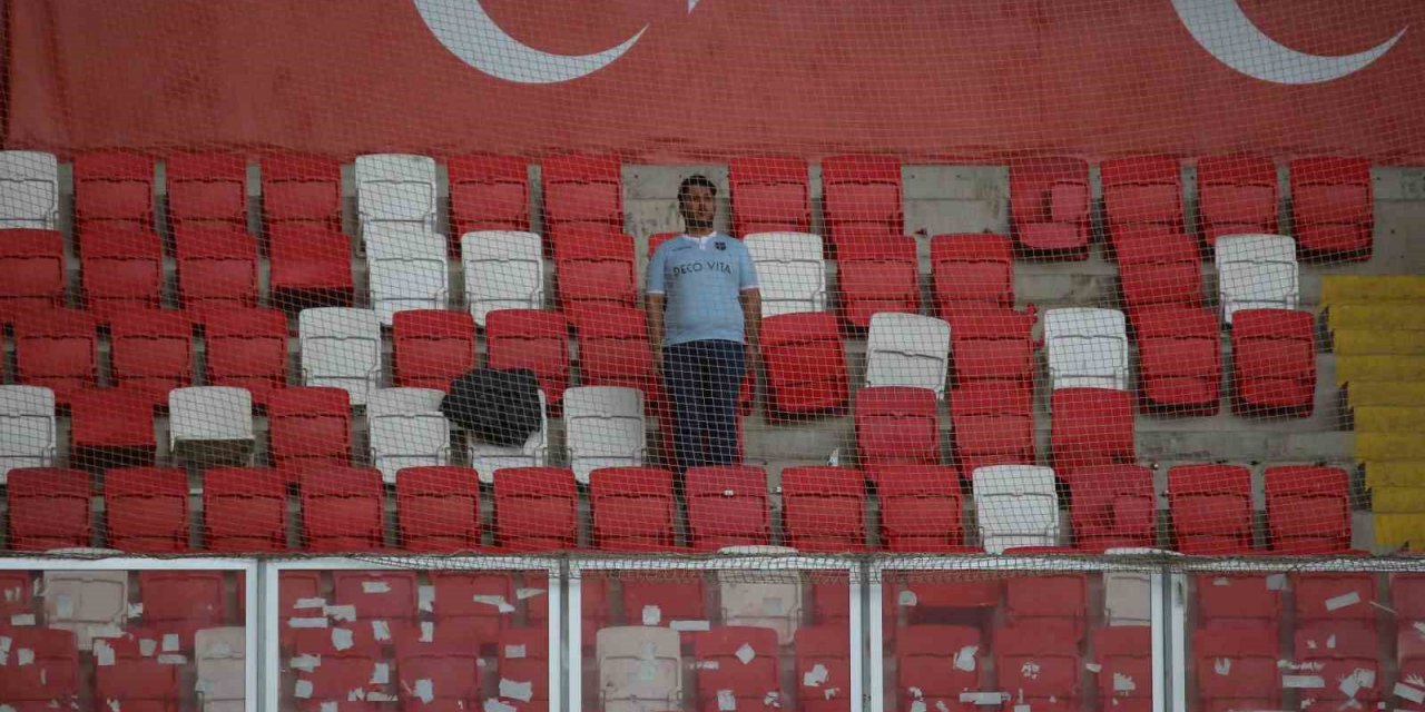 Başakşehir’i, Sivasspor deplasmanında 1 taraftar destekledi