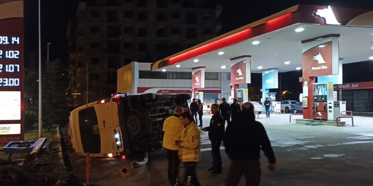 Hatay’da kontrolden çıkan minibüs benzin istasyonuna daldı