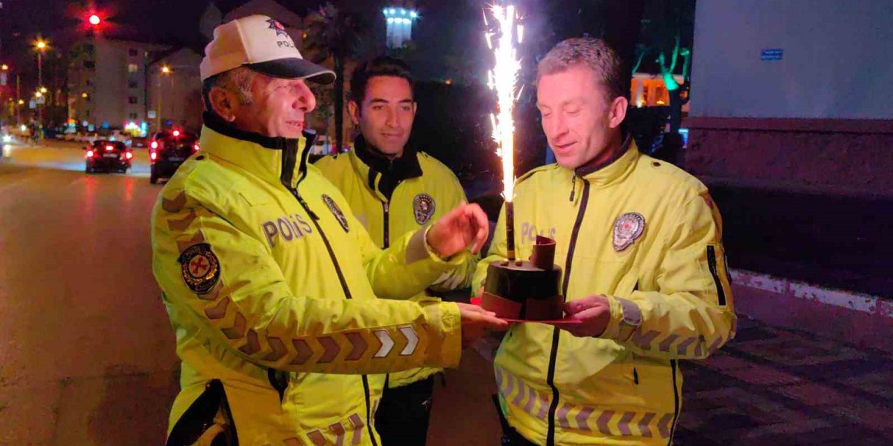 Uygulama yapan polis ekiplerine pastalı sürpriz