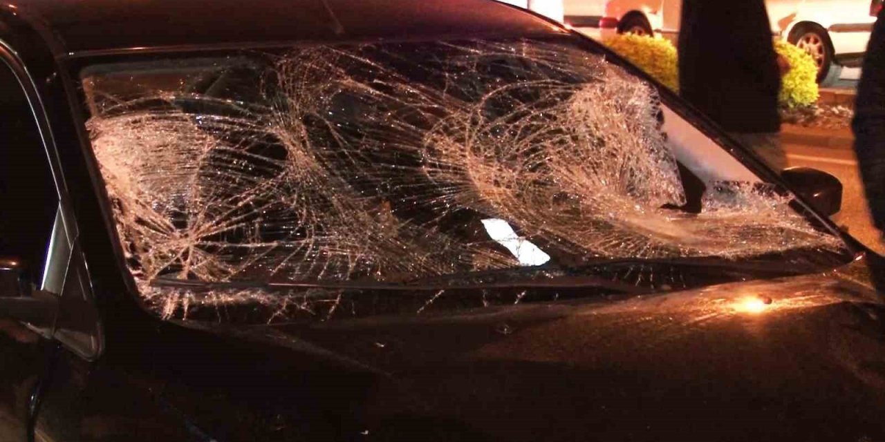 Otomobilin çarptığı 2 yaya ağır yaralandı