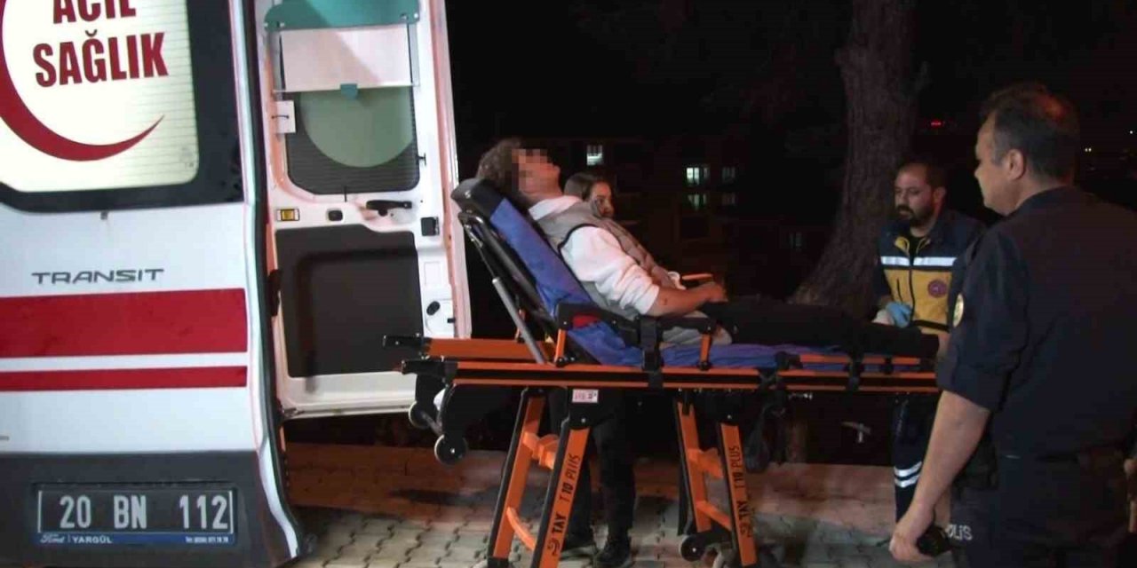 Pompalı tüfekten çıkan saçmalar yol kenarında oturan gençlere isabet etti; 4 yaralı