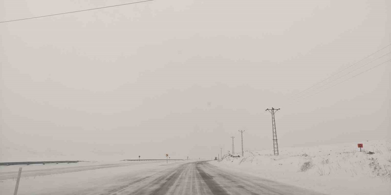 Ardahan’da kar ve tipi ulaşımı aksatıyor