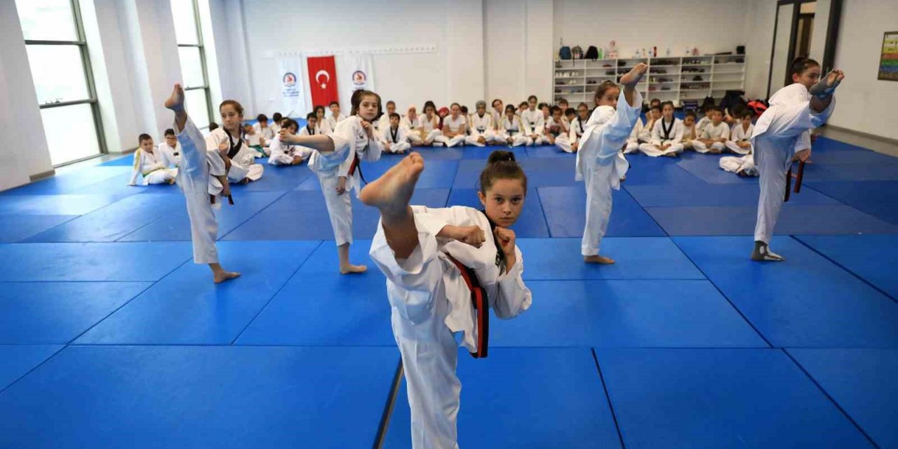 Spor kursları 22 branşta kaldığı yerden devam ediyor