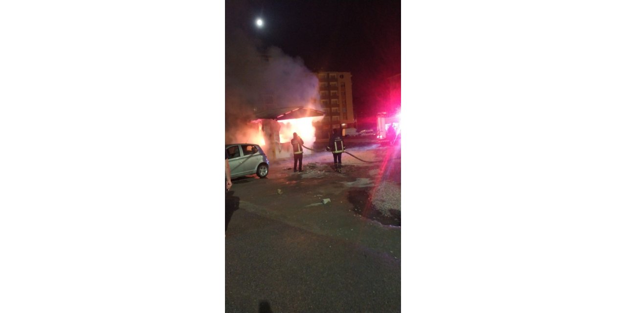 Otopark kulübesi alev alev yandı: 4 araç hasar gördü