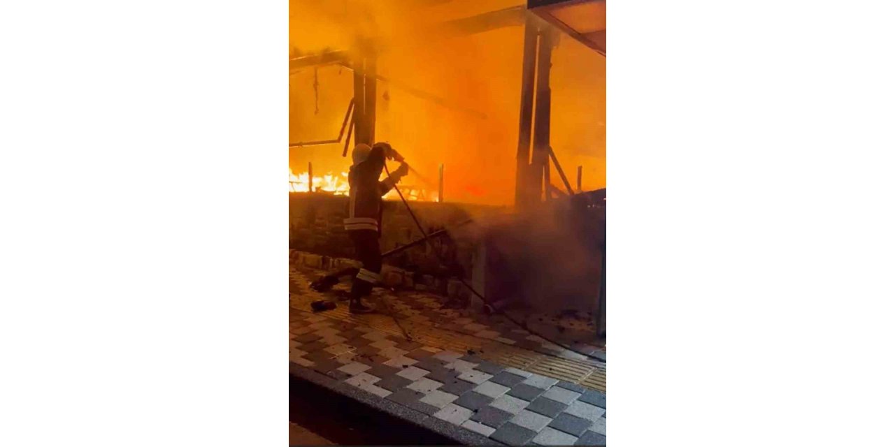 Ölüdeniz’de aynı kişiye ait iki ayrı işyeri aynı anda kundaklandı