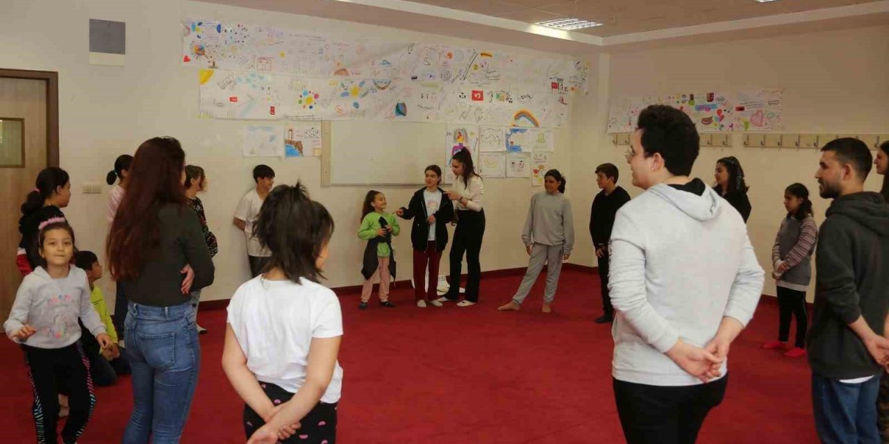 Depremzede çocuklar eğlenerek öğreniyor