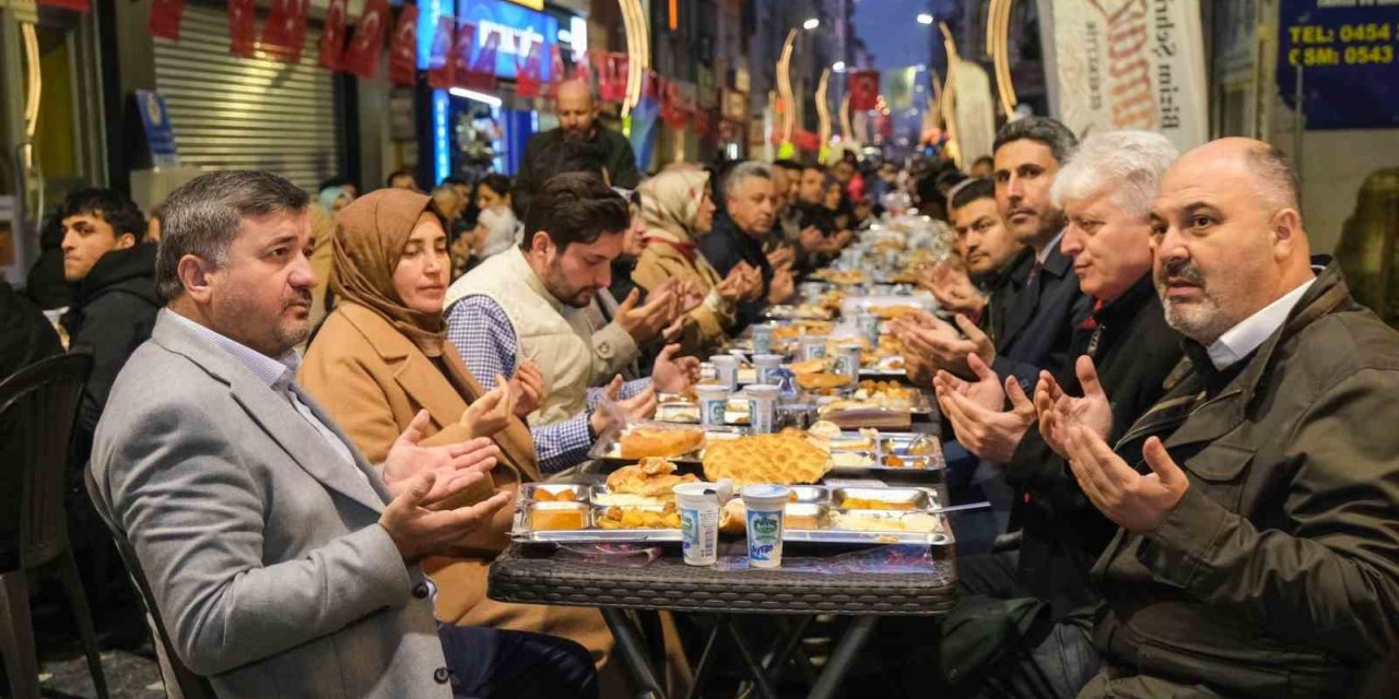 Tarihi cadde peyzaj çalışmasının ardından verilen iftar yemeği ile hizmete açıldı