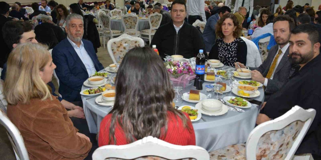 Depremzedeler iftar programında bir araya geldi