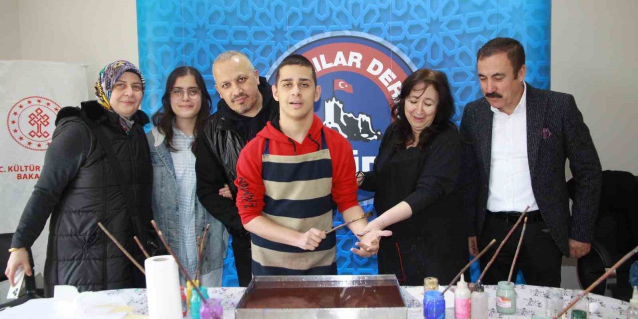 Ankaralılar Depremzede ve Down Sendromlu çocuklarla ebru yaptı