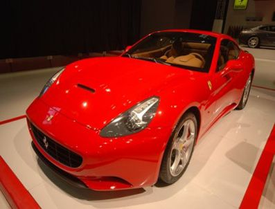 Ferrari'nin yüzü güldü