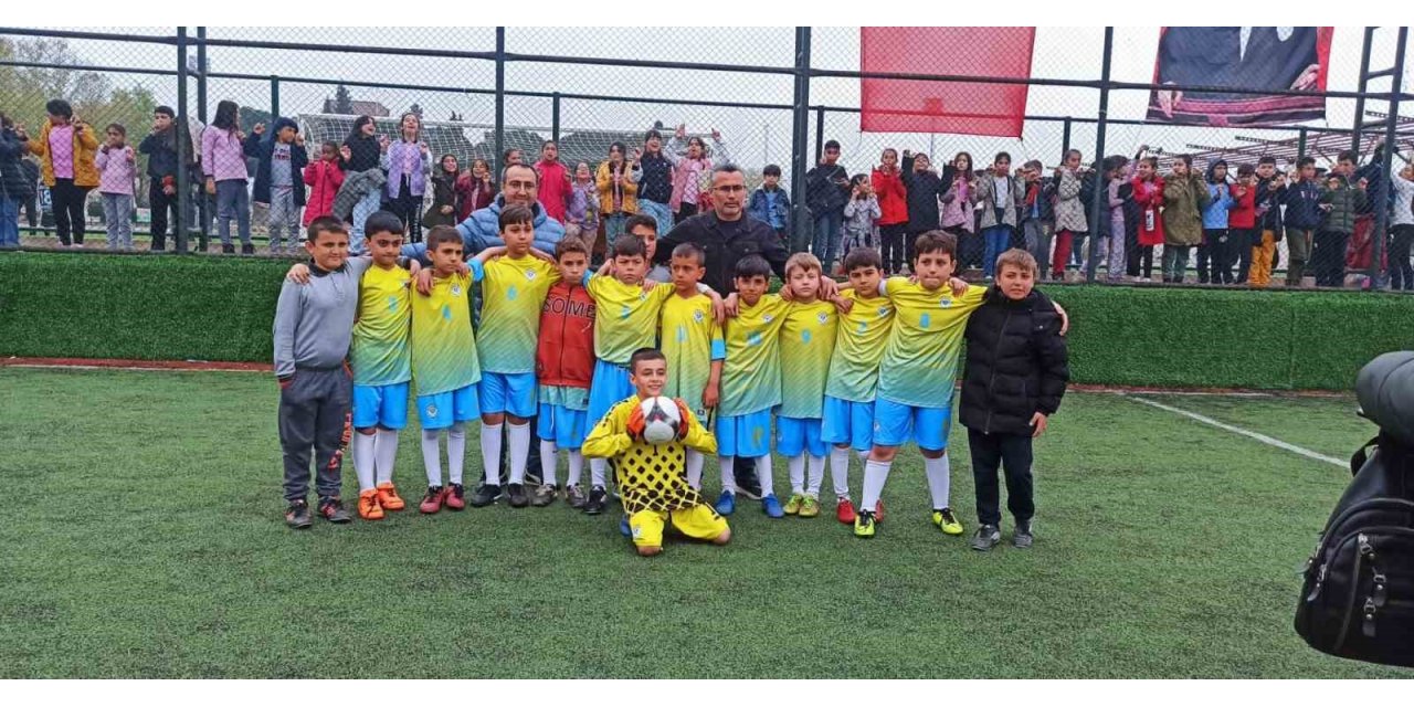 Sarıgöl’de ilkokullar arası futbol turnuvasının şampiyonu Tırazlar oldu