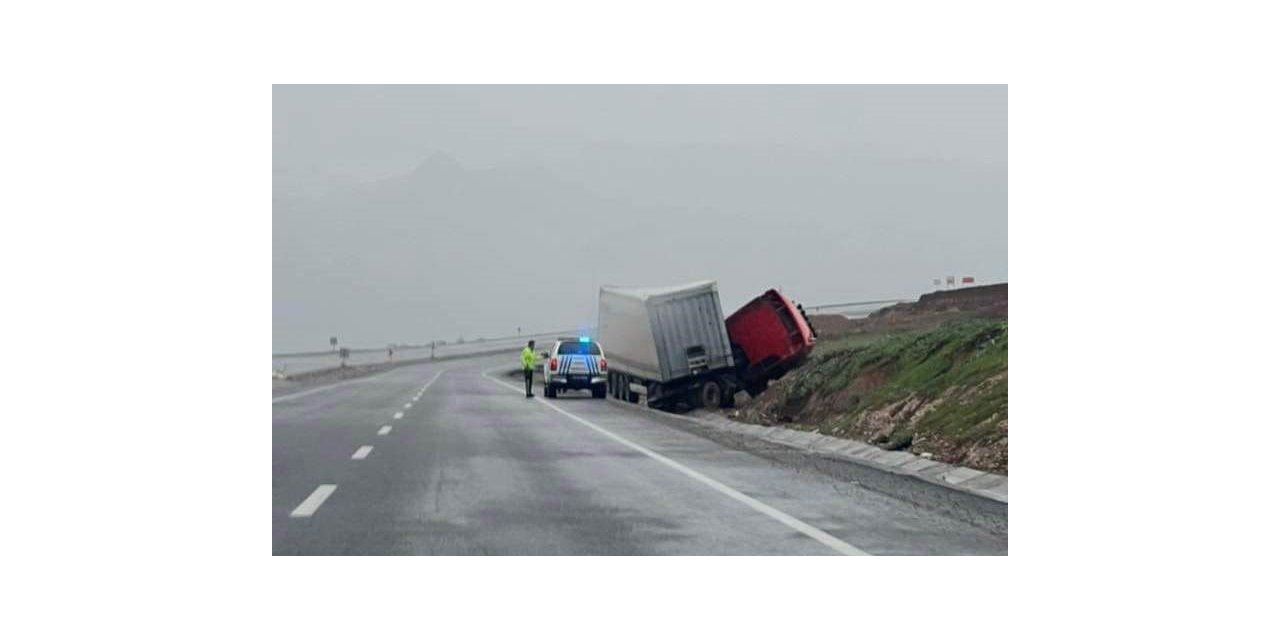 Silopi’de tır devrildi: 1 yaralı