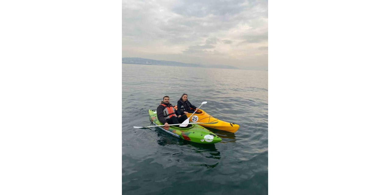 Kano meraklısı vatandaşlar İstanbul Boğazı’nın serin sularında manzaranın tadını çıkarıyor