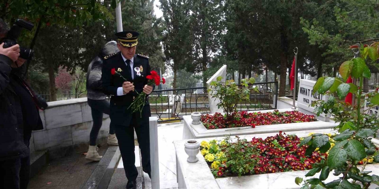Polis haftasında şehitler de unutulmadı, emniyet müdürü tek tek mezarlarına karanfil bıraktı