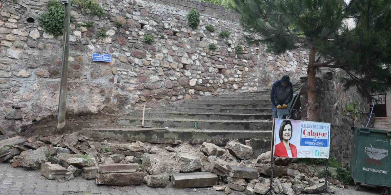 Akçakoca Mahallesi’nde merdivenler yenileniyor