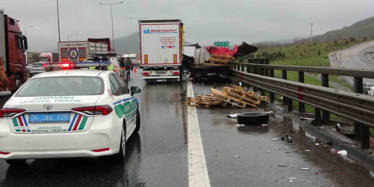 Çekmeköy’de art arda iki kaza: Tır ve kamyonet birbirine girdi