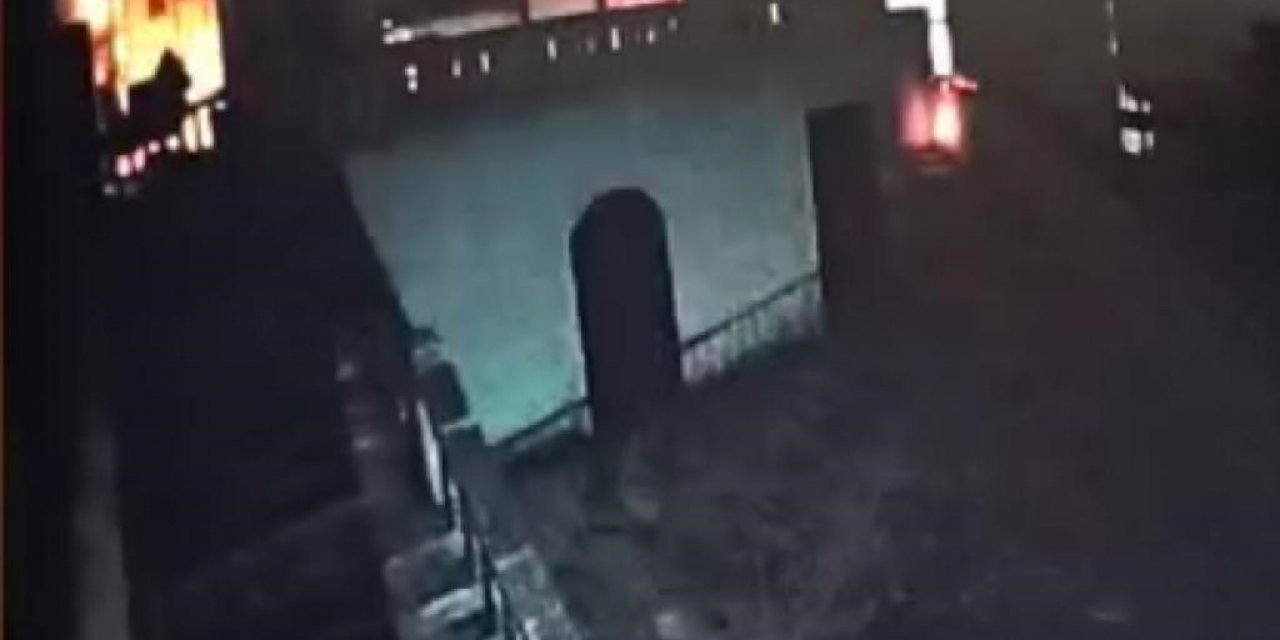 Nusaybin’de minareye isabet eden yıldırım kameraya yansıdı