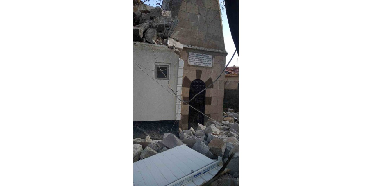 Kırşehir’de cami minaresi şiddetli rüzgarda yıkıldı