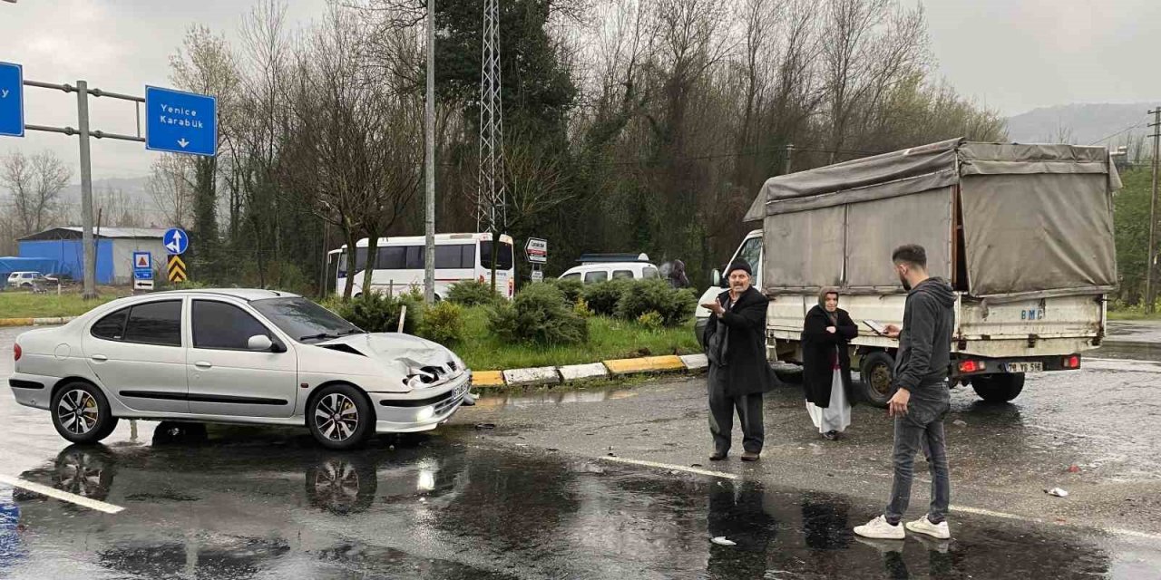 İki araç kavşakta çarpıştı