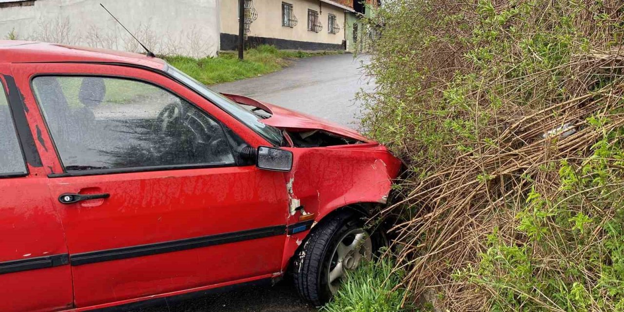 Çaldığı otomobille polisten kaçarken kaza yaptı