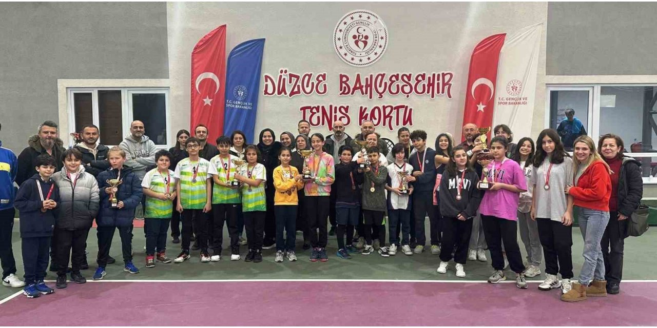 Küçük tenisçiler yarıştı