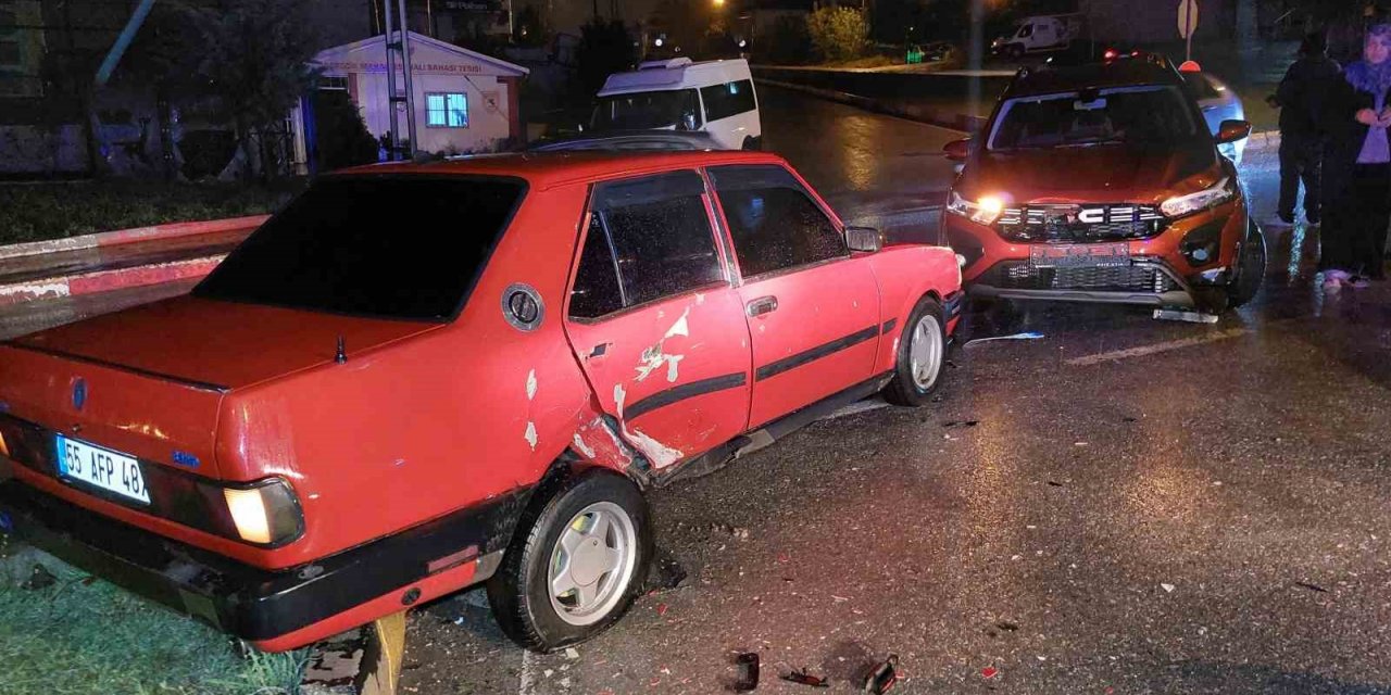 İki otomobil çarpıştı: 1 yaralı