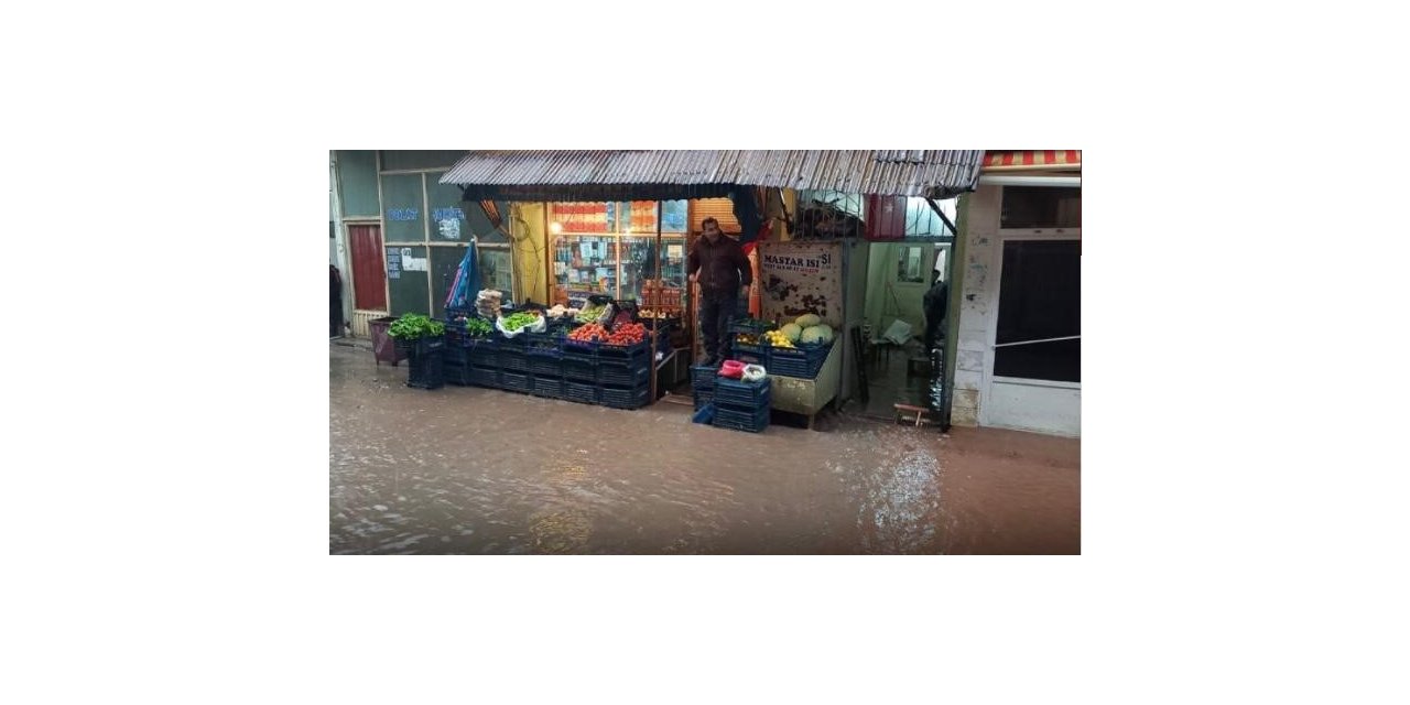 Elazığ’da sağanak sonrası iş yerlerini su bastı, yollar zarar gördü