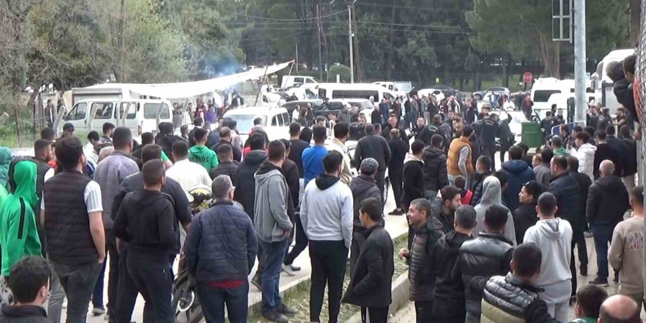 Maçta başlayan sözlü tartışma, bitiş düdüğüyle sokağa taştı