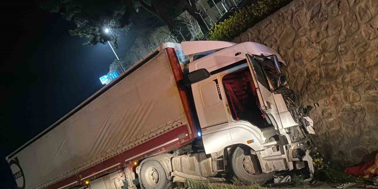 Kontrolden çıkan tır karşı şeride geçerek, başka bir tıra çarptı