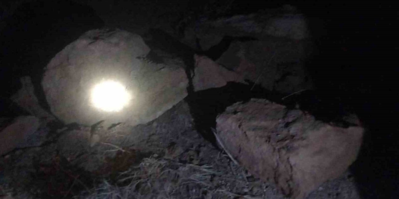 Kaya parçaları karayoluna düştü