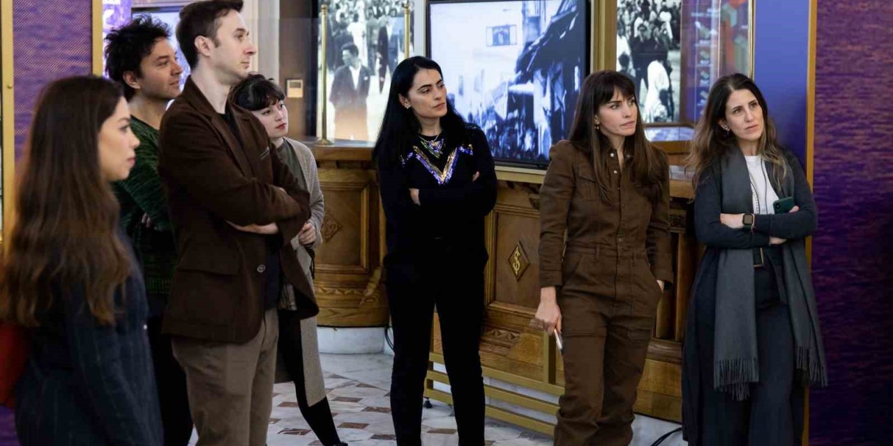 Robot Pinokyo oyuncularından Yaşasın Cumhuriyet Sergisi’ne ziyaret