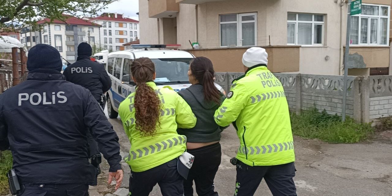 Kaza yapan sürücü kendini araca kilitledi, ekipler uzun süre uğraştı